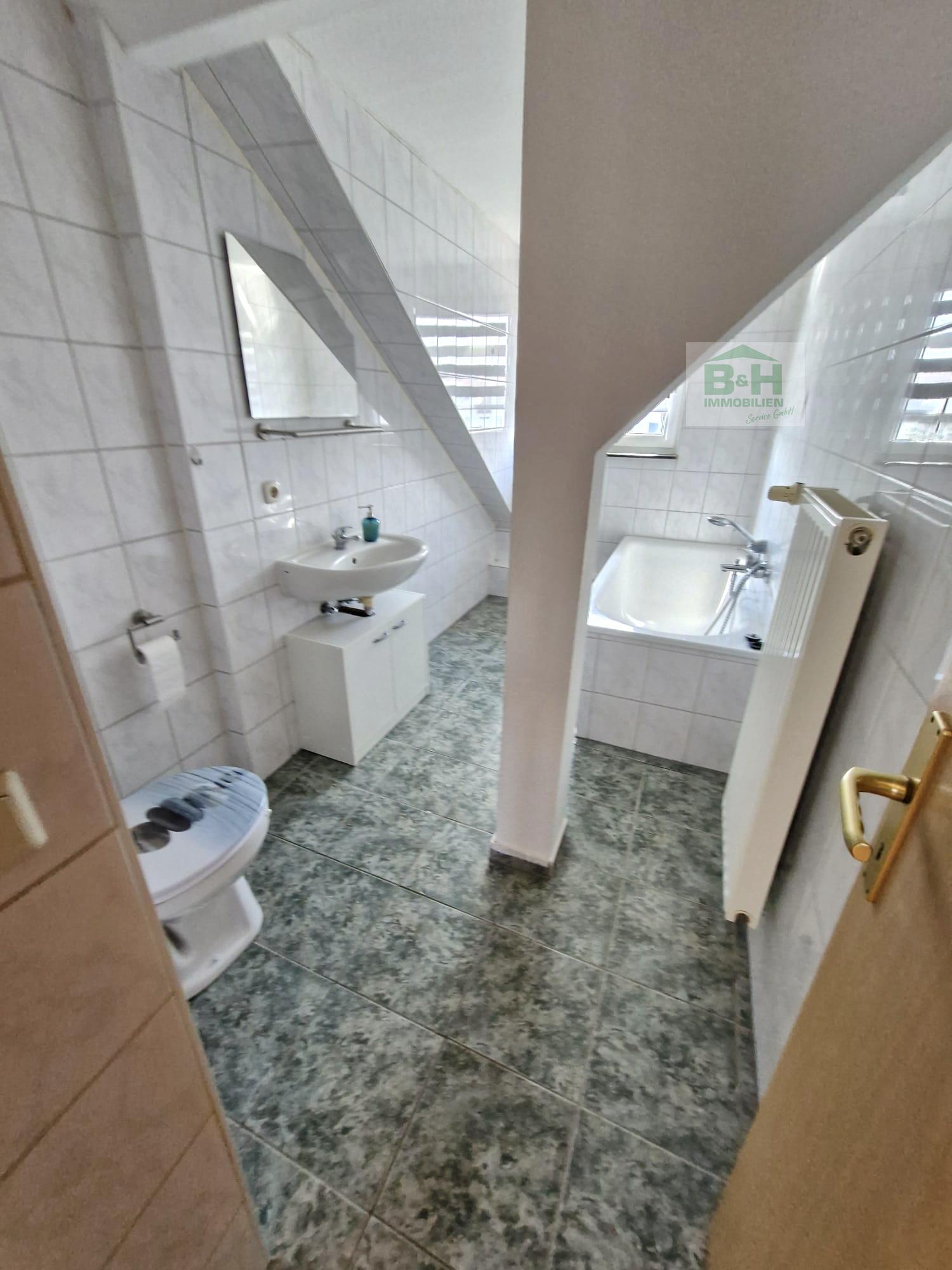 Süsse Dachwohnung 2 Zimmer ca. 45 qm mit Stellplatz im gepflegten 8 Fam.-haus in Dessau Nord — Vorschaubild 7